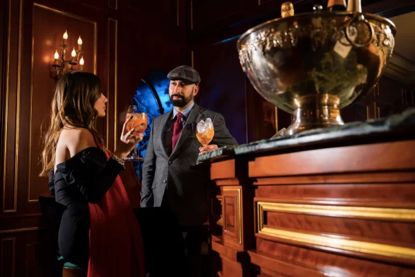 Una coppia elegante brinda in un lussuoso bar con arredamento in legno.
