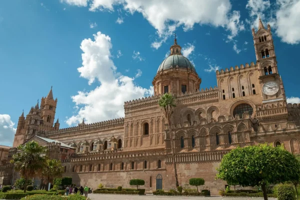 Cattedrale di Palermo con cielo blu e nuvole bianche.